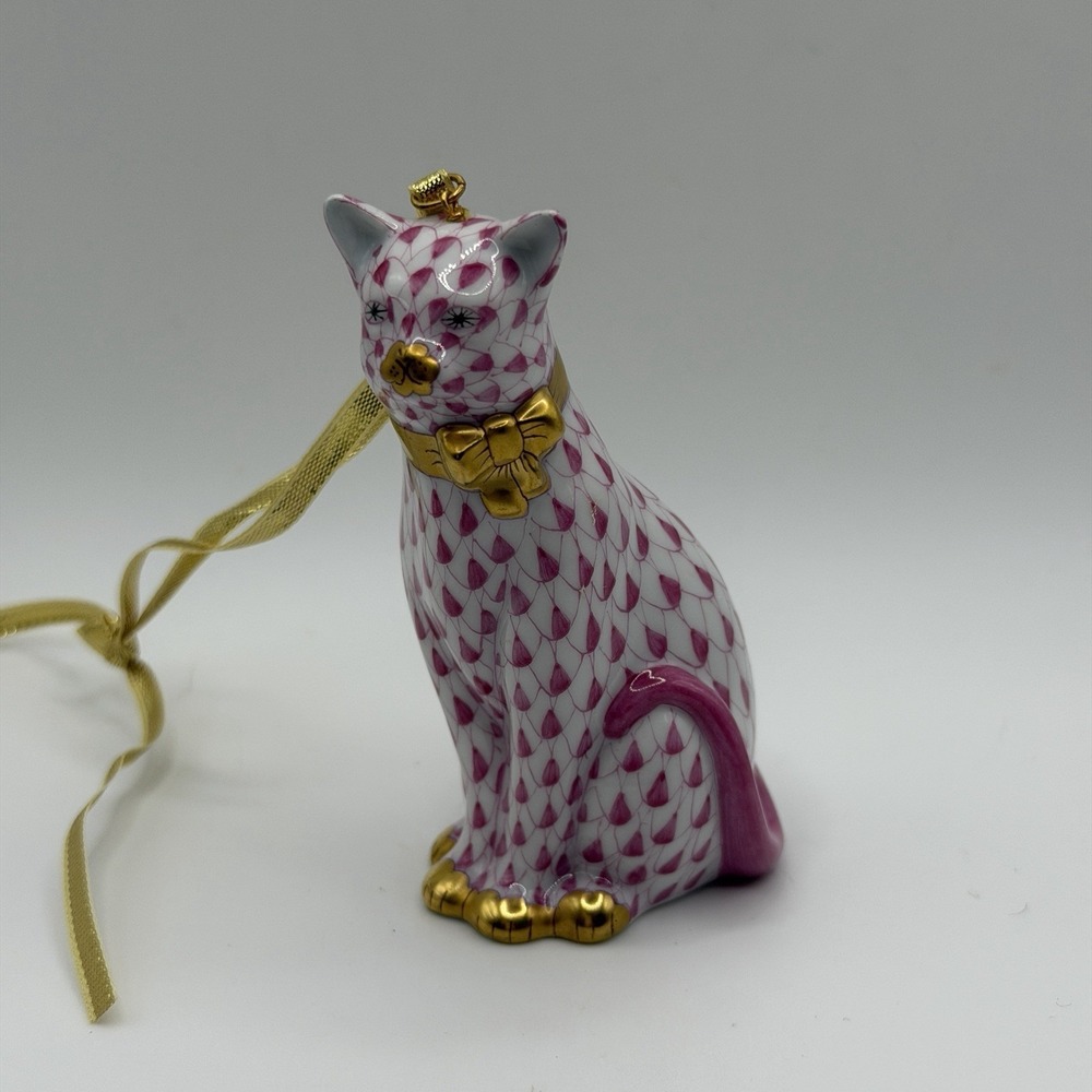Herend Porcelain Fishnet Raspberry Sitting Cat with Gold Bow Figurine 15536